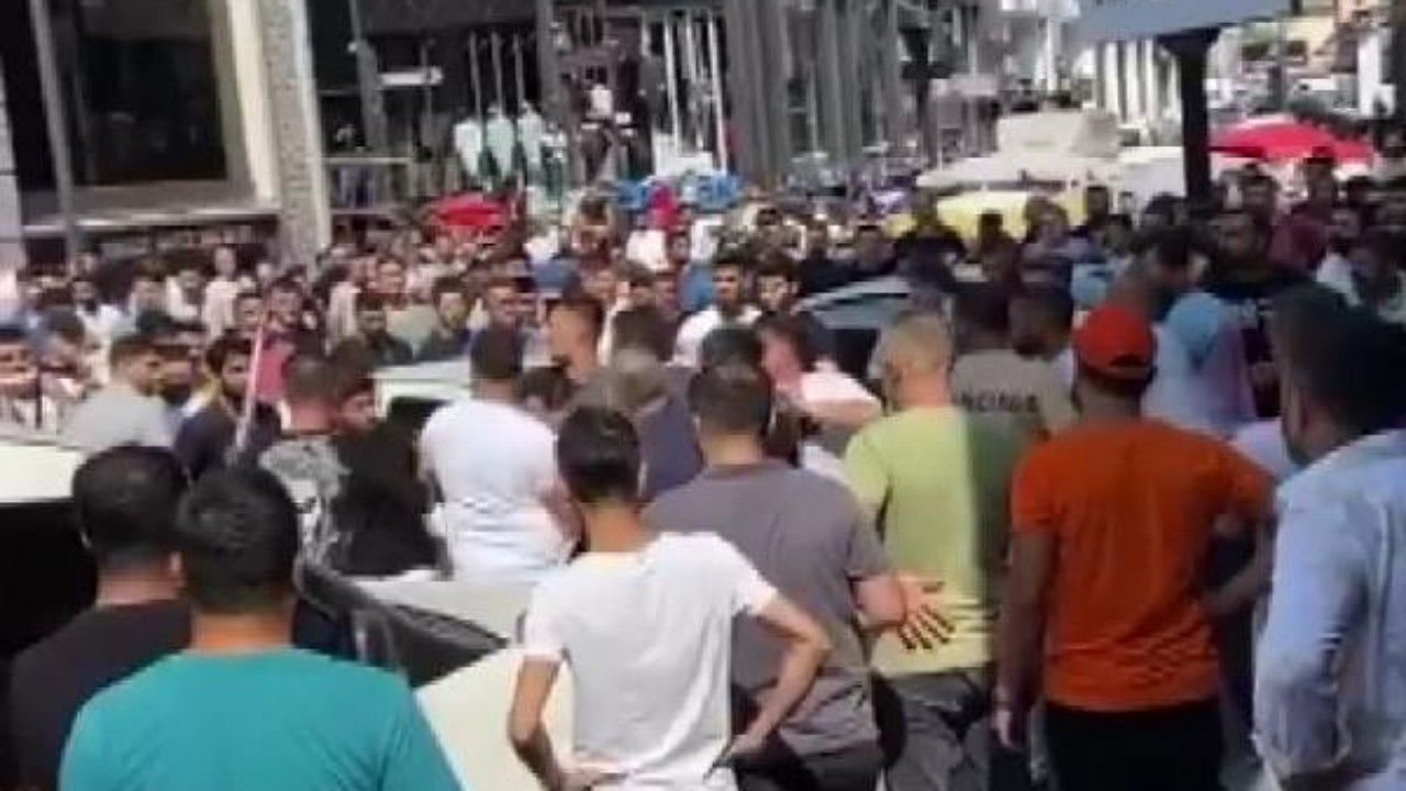 İstanbul'da meydan savaşı! Satırlar, bıçaklar, sopalar havada uçuştu...