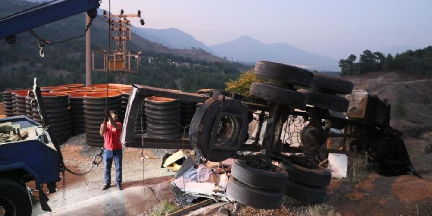 Adana'da kaçış rampasında beton bariyere çarpan kamyondaki 4 kişi öldü