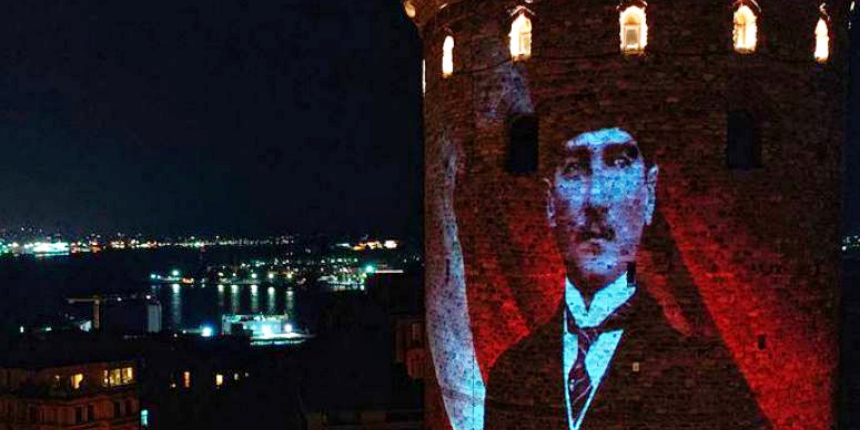 Galata Kulesi'nde göz kamaştıran 30 Ağustos Zafer Bayramı kutlaması!