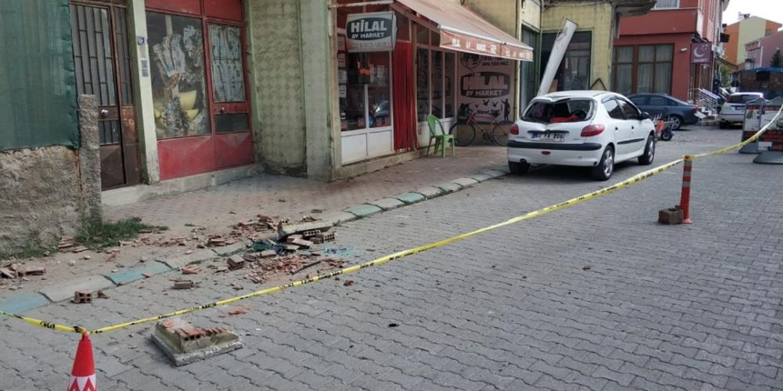 Kütahya'daki deprem anı güvenlik kamerasında! Vatandaşlar böyle kaçtı...