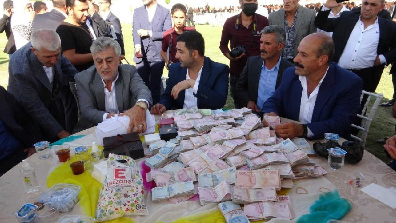 Aşiret düğününde damada 3,4 milyon TL, geline ise kilolarca altın takıldı