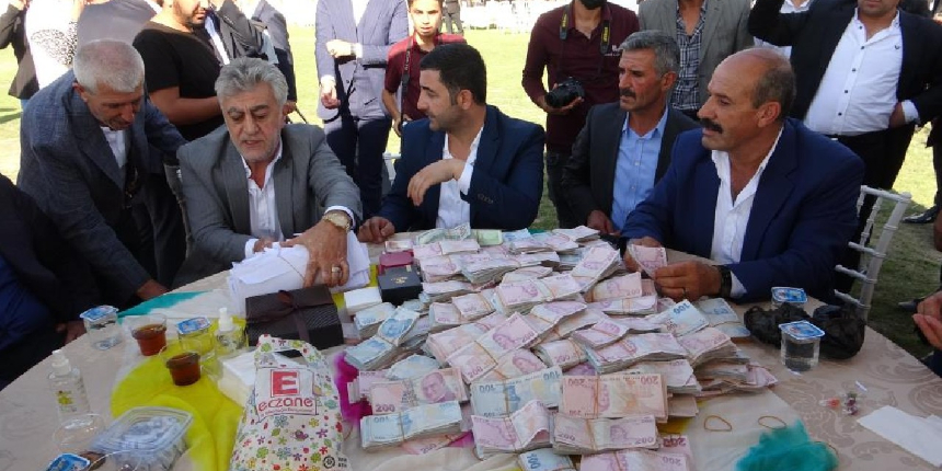Aşiret düğününde damada 3,4 milyon TL, geline ise kilolarca altın takıldı