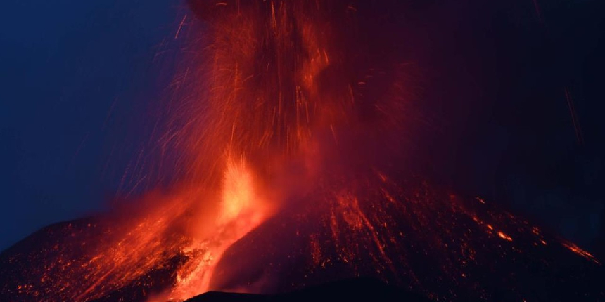 Etna Yanardağı, kül ve lav püskürttü