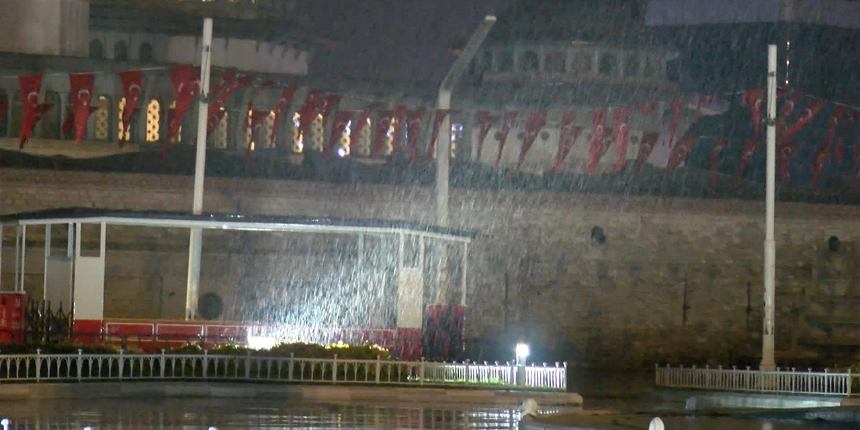 İstanbul'da gece aniden yağmur yağdı, vatandaşlar hazırlıksız yakalandı