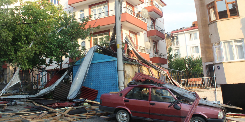 Ankara'da fırtına! 3 binanın çatısı uçtu, araçlar hasar gördü