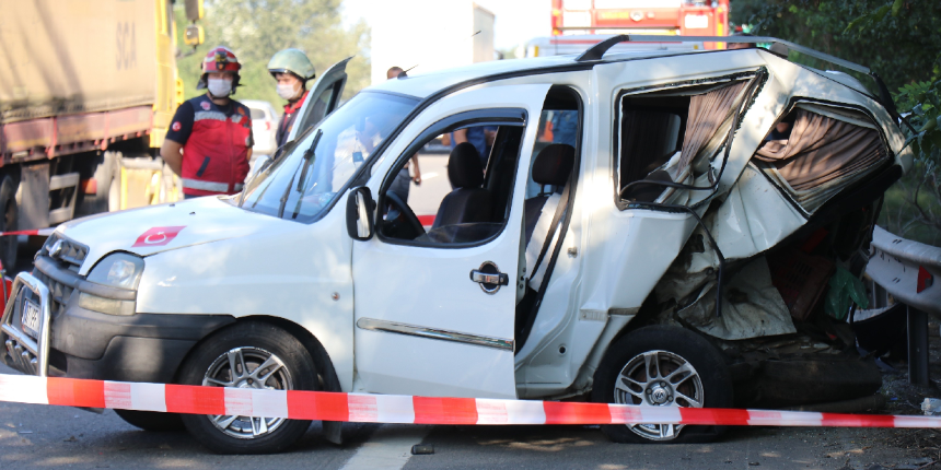 TEM’de iki araç çarpıştı: 1 ölü, 3 yaralı