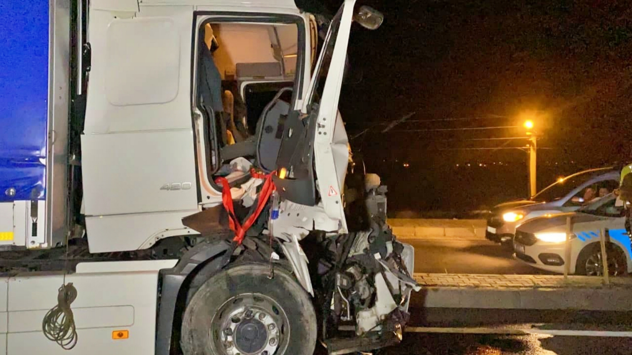 Korkunç kazada şans eseri iki sürücünün de burnu bile kanamadı!