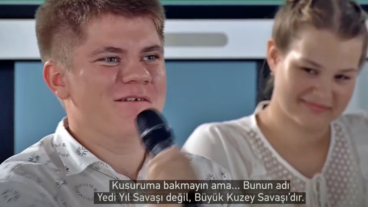 Rusya'da öğrenci, Putin'in hatalı konuşmasını kesip tarih dersi verdi!