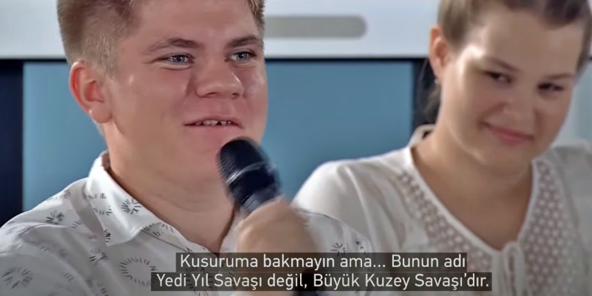 Rusya'da öğrenci, Putin'in hatalı konuşmasını kesip tarih dersi verdi!