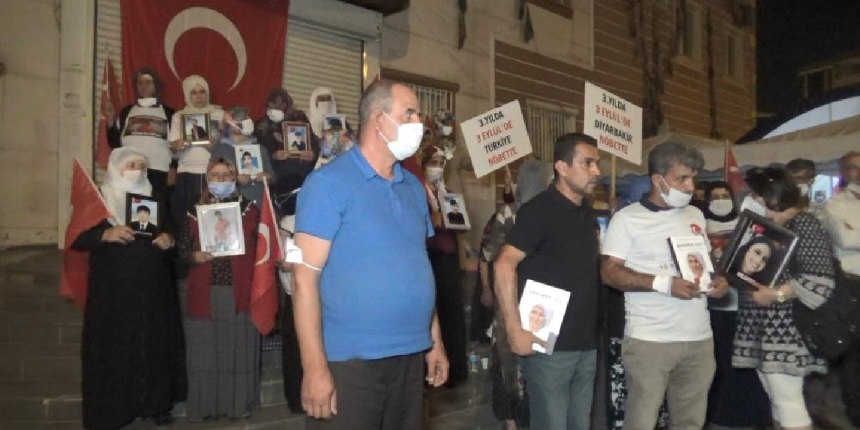 Evlat nöbetindeki aileler, HDP il binasına dev Türk bayrağı asıp evlatlarını istedi