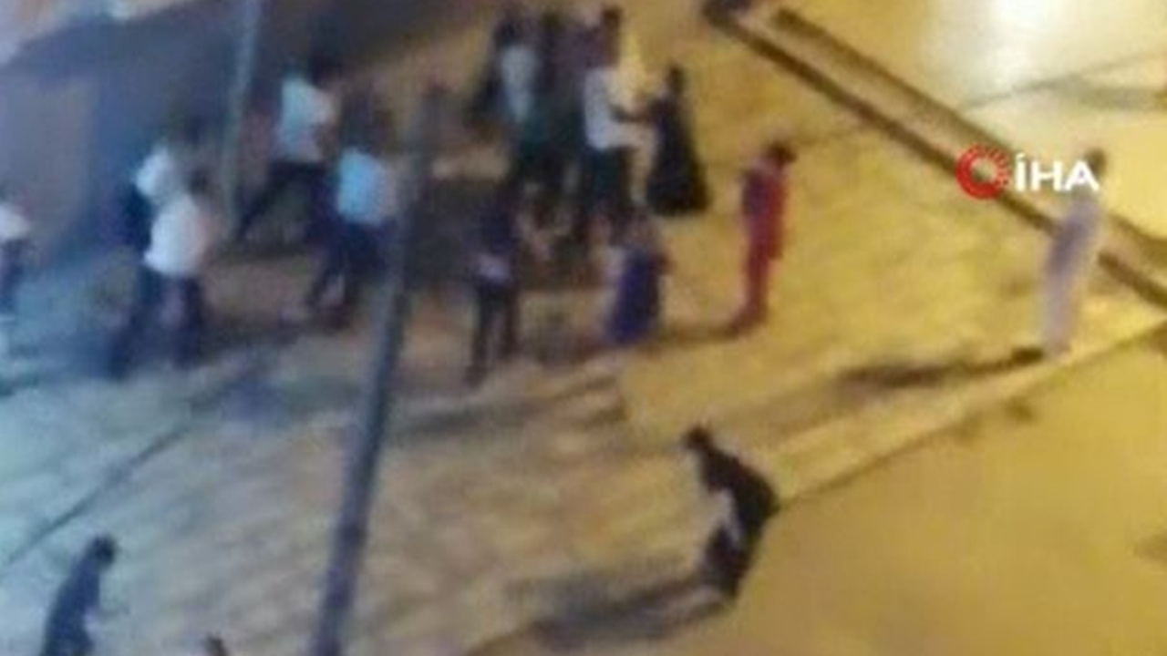 Düğün bitti, iki aile birbirine girdi! Silahların çekildiği kavga kamerada