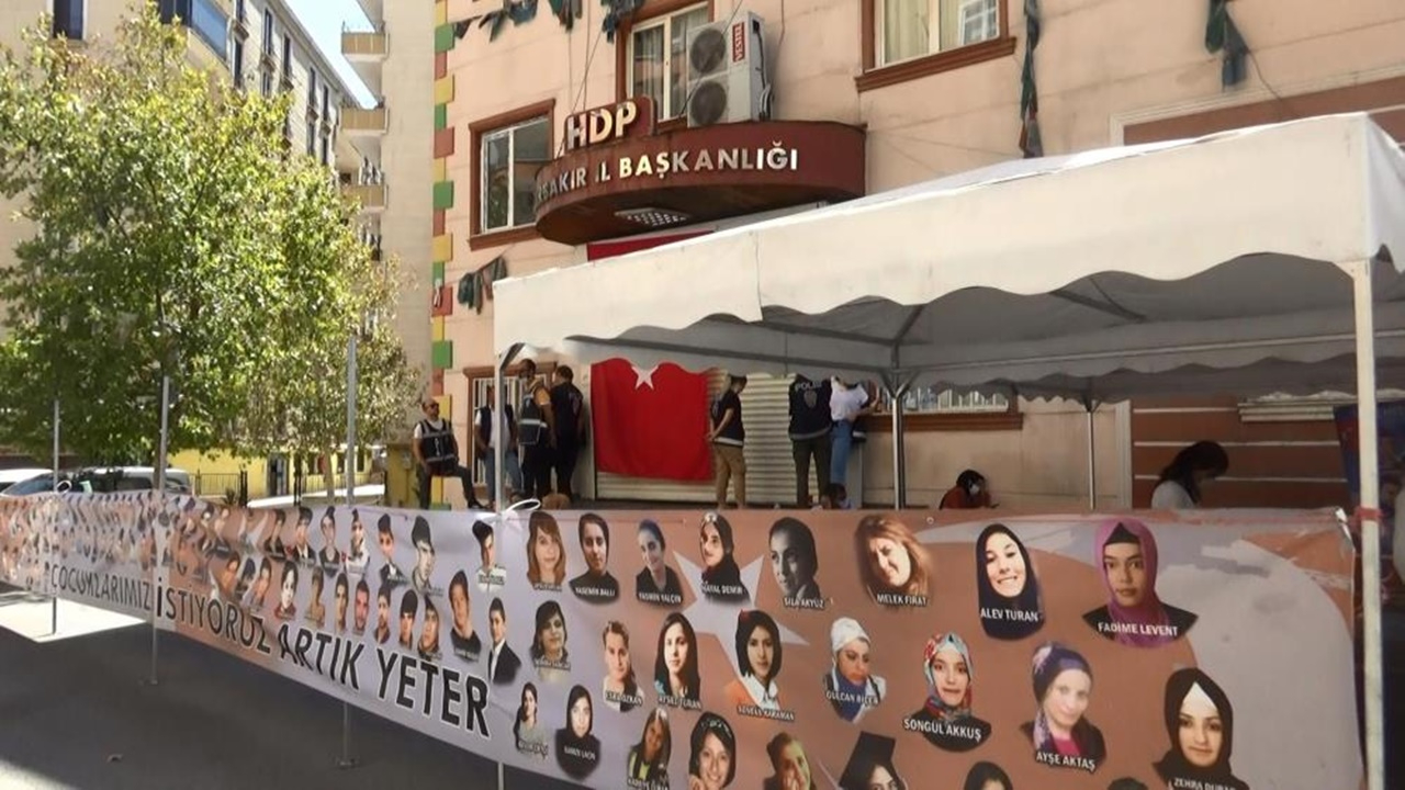 Diyarbakır'da evlat nöbeti 3'üncü yılına girdi! Tam 32 aile çocuğuna kavuştu...