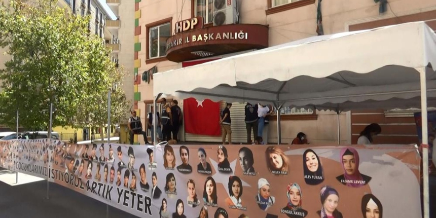 Diyarbakır'da evlat nöbeti 3'üncü yılına girdi! Tam 32 aile çocuğuna kavuştu...
