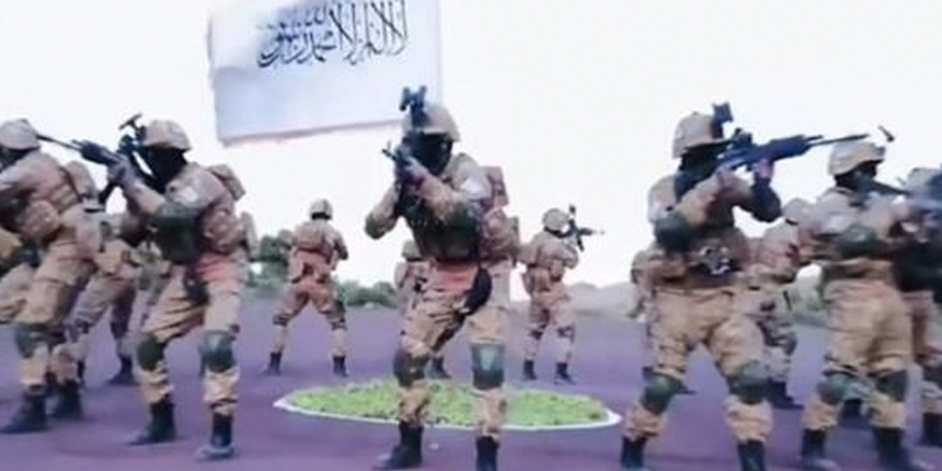 Taliban'dan tüyler ürperten geçit töreni: İntihar yelekleri ve ABD yapımı silahlar görüldü