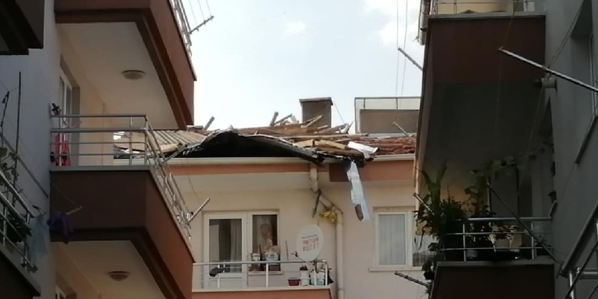 Ankara’da şiddetli rüzgar binanın çatısını uçurdu