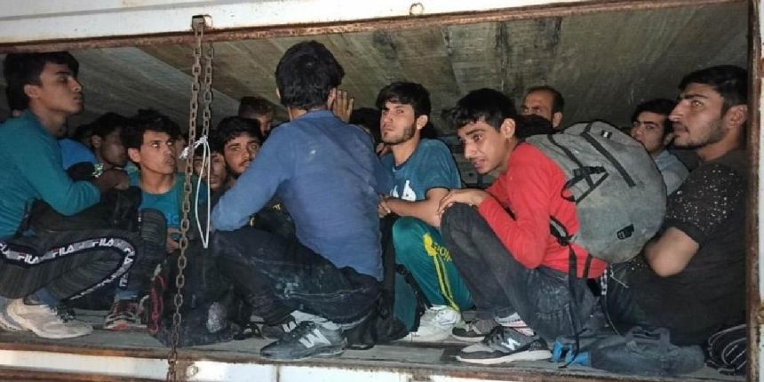 Çimento torbalarının altından 78 Afgan göçmen çıktı