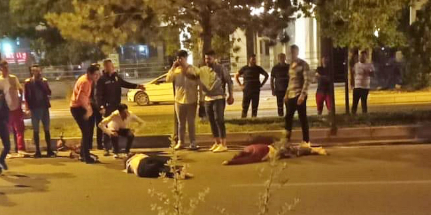 Yola fırlayan çocuğu kurtardılar ama kendilerini kurtaramadılar!