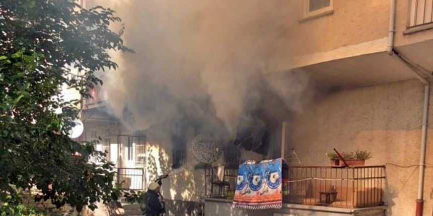Beş dakikalığına çıktığı evini yanmış halde buldu!