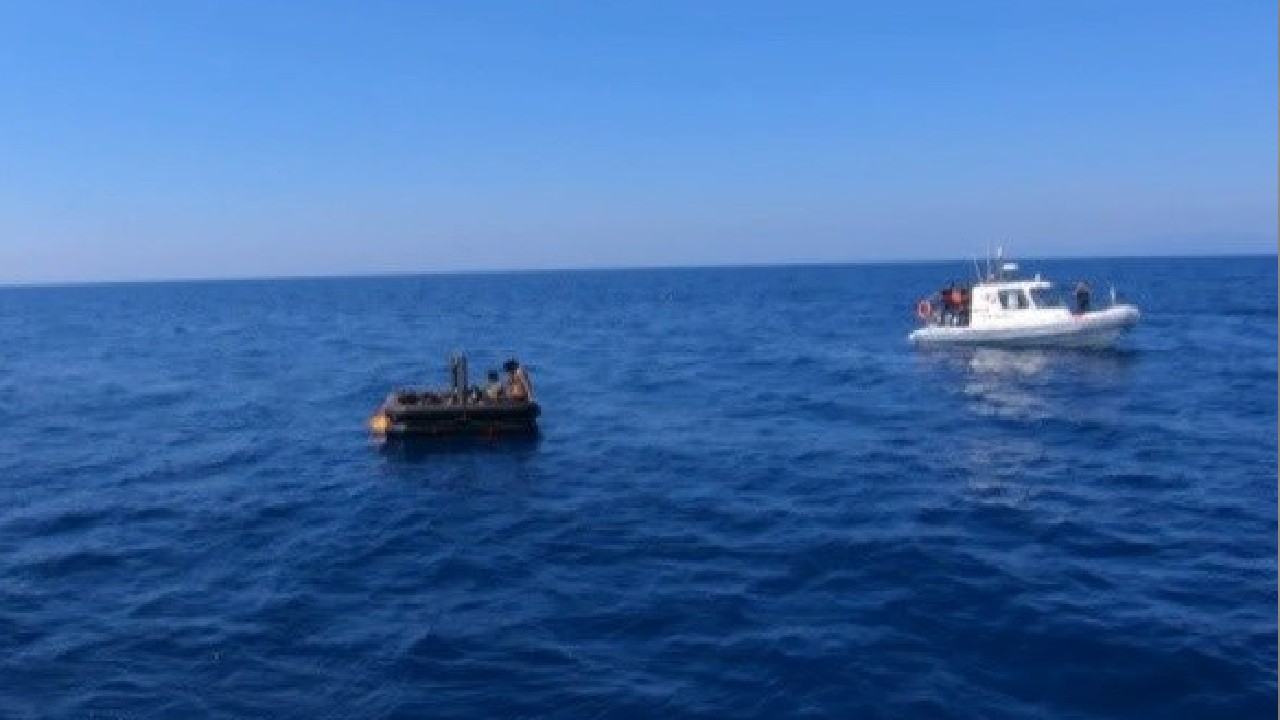 İzmir açıklarında 13 düzensiz göçmen kurtarıldı