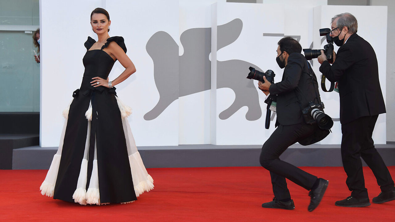 Penelope Cruz'un 'özel' elbisesi göz kamaştırdı! Festivale damga vurdu...