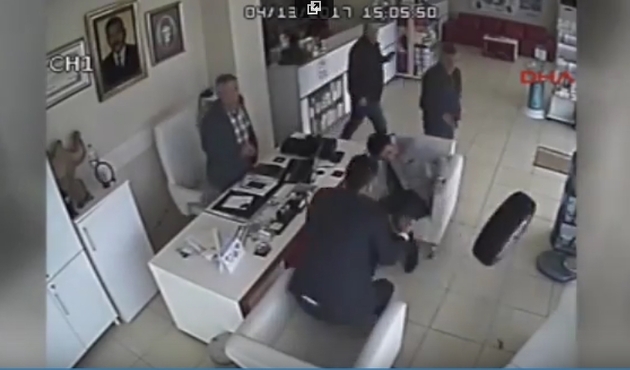 Adana'da fırlayan tekerlek eczaneye girerek 2 kişiye çarptı! / VİDEO