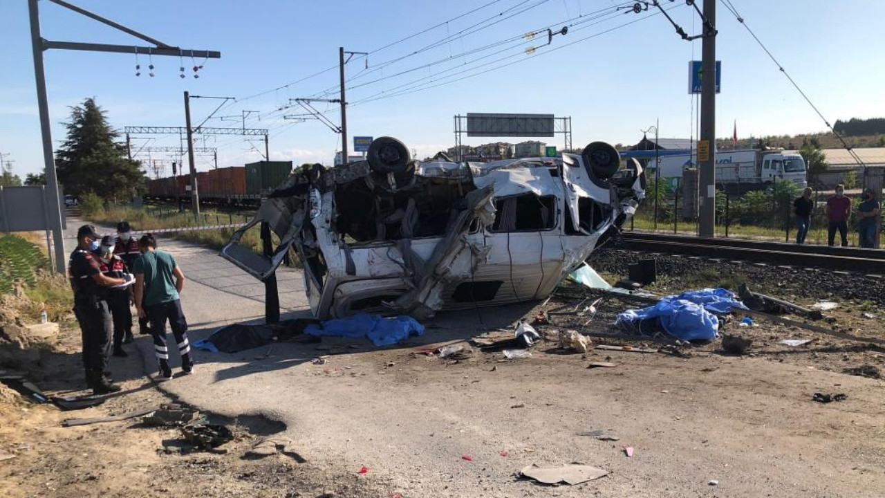 Tekirdağ'da facia gibi kaza! Tren minibüse çarptı: Çok sayıda ölü ve yaralı var...