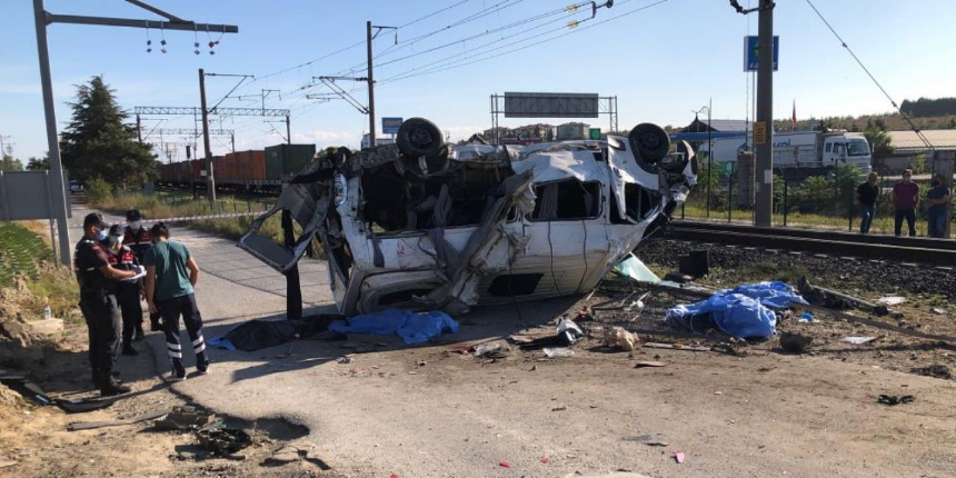 Tren minibüse çarptı: Çok sayıda ölü ve yaralı var! Korkunç kaza anı kamerada...