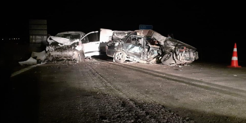 Otomobil ile hafif ticari araç kafa kafaya çarpıştı: 1 ölü, 2 yaralı