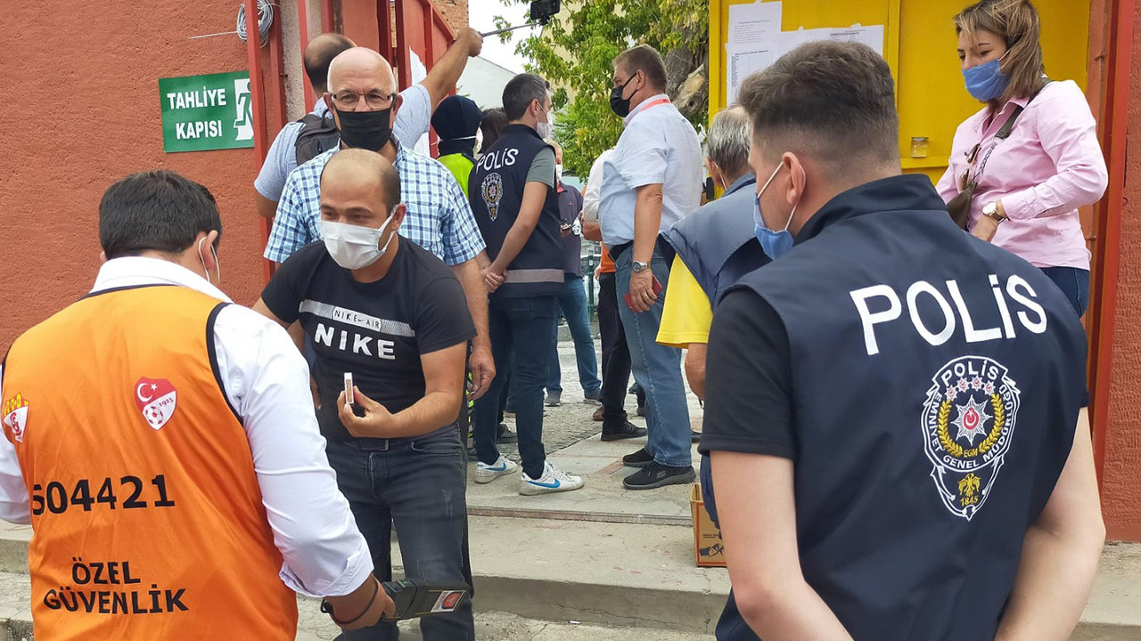 Aşı olmayan taraftarlar stadyuma alınmadı