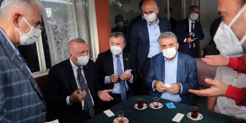Vatandaşın davetini geri çevirmeyen Cumhurbaşkanı Erdoğan, kıraathanede çay içti