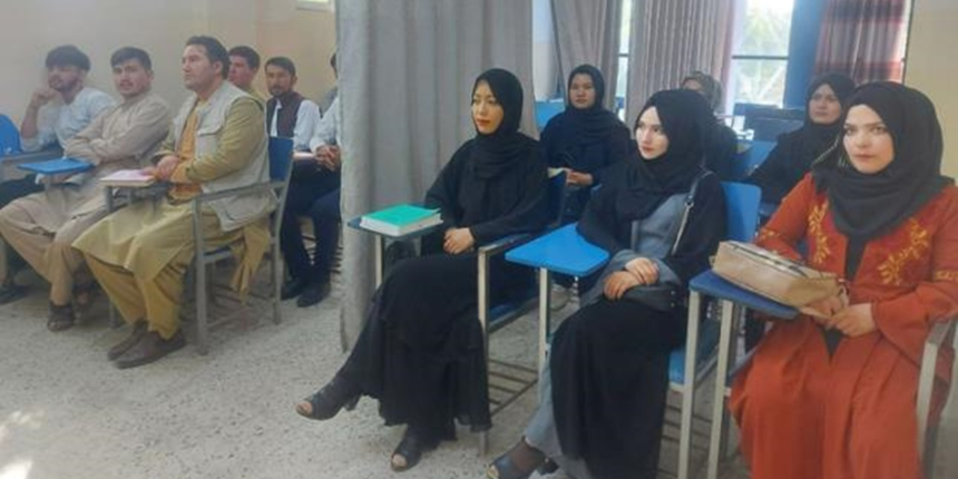Kabil'deki üniversitede kız ve erkek öğrencilerin arasına perde çekildi