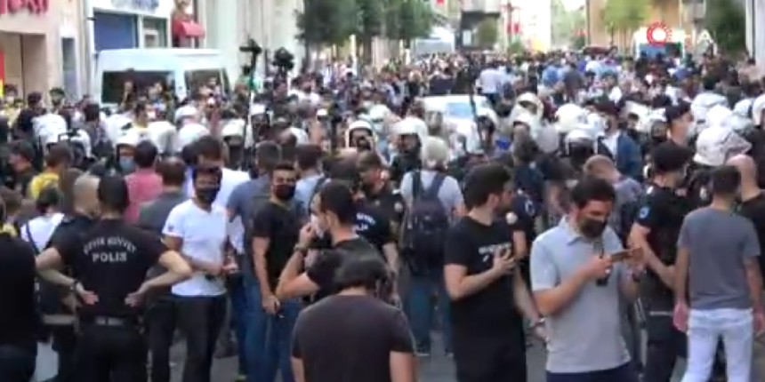 İstiklal'de HDP'li eylemcilere polis müdahalesi: 20 gözaltı