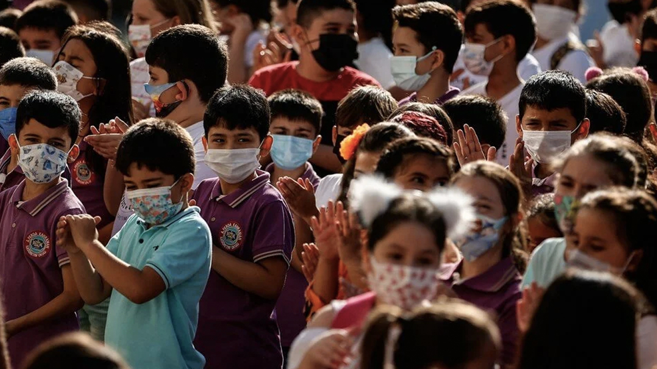 Okullar 1,5 yıl sonra açıldı: Öğrenciler ve veliler heyecanlı