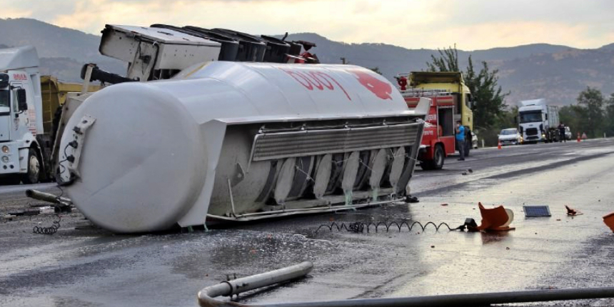Mazot yüklü tanker devrildi! Vatandaşlar müdahale etti!