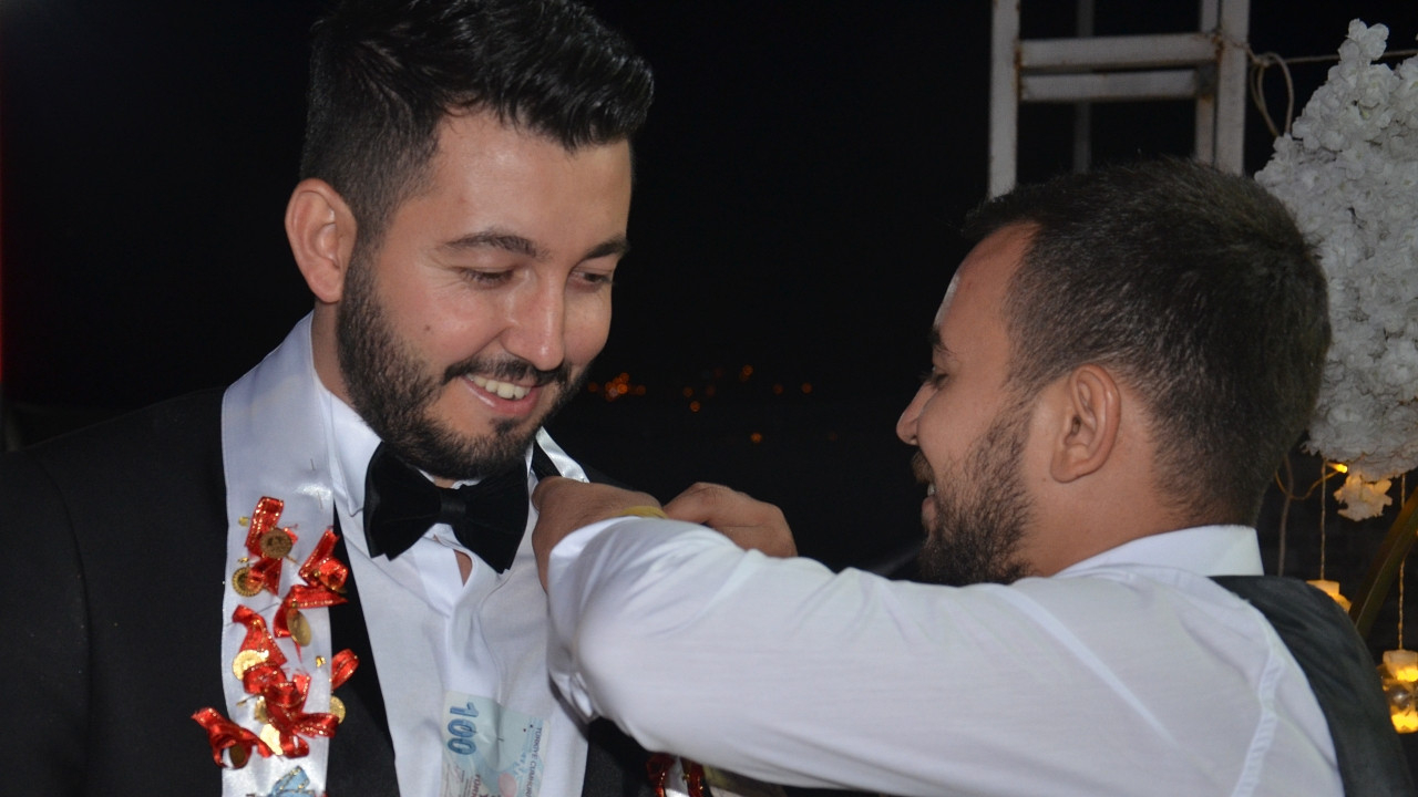 Düğünde damadın arkadaşları öyle bir şey taktı ki gören şaştı kaldı! Tam 60 metre uzunluğunda...