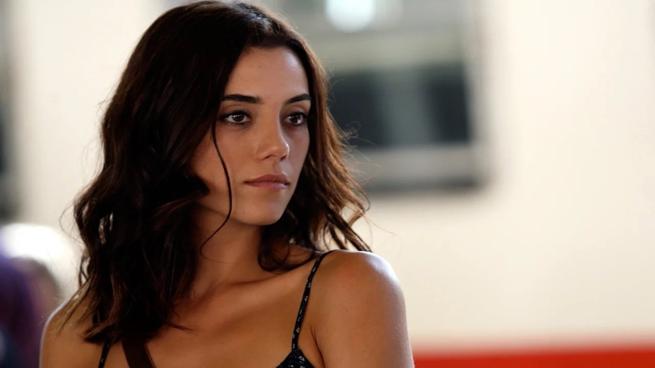 Sadakatsiz dizisinin Asya'sının yeni sezon imajı ortaya çıktı! Cansu Dere ilk kez böyle görüntülendi