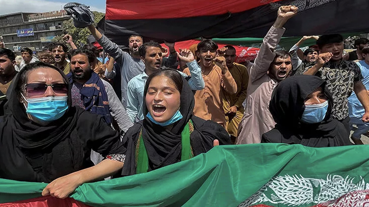 Taliban, protestoyu dağıtmak için ateş açtı: Aralarında kadınlar da var