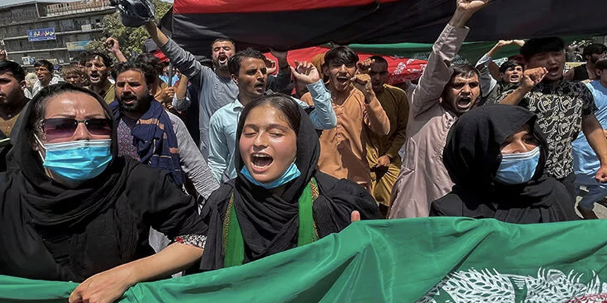 Taliban, protestoyu dağıtmak için ateş açtı: Aralarında kadınlar da var