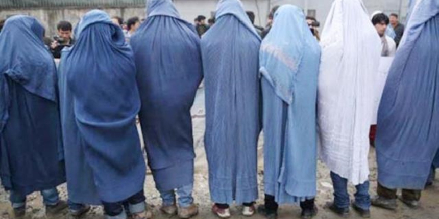 İngiliz askerleri Taliban'dan gizlenmek için burka giydi!