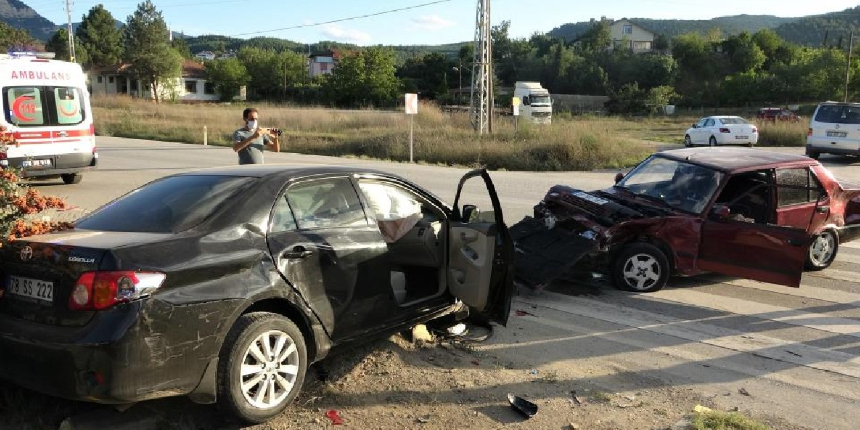 İki otomobil kavşakta çarpıştı: 4’ü kadın 6 yaralı