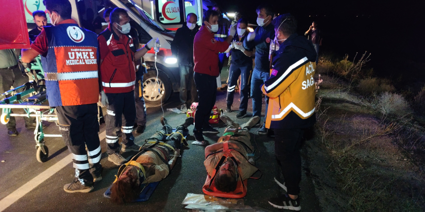 Kaçak mültecileri taşıyan minibüs takla attı: 1 ölü, 15 yaralı