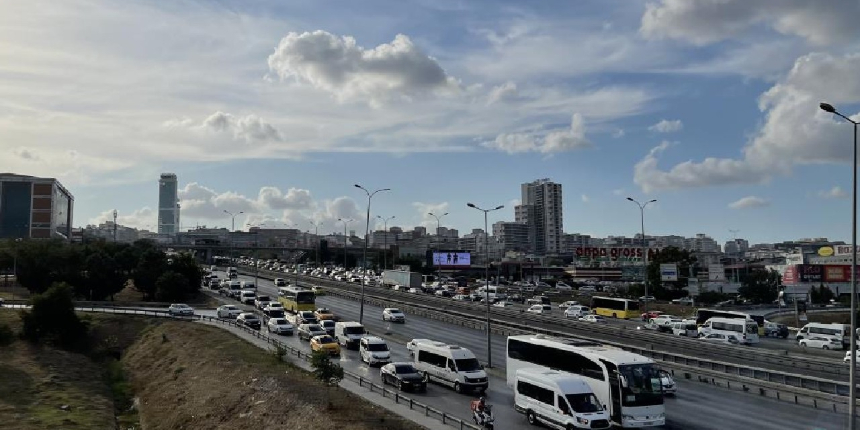 İstanbul'da okulun ilk günü trafik yoğunluğu yüzde 58 seviyelerine yükseldi