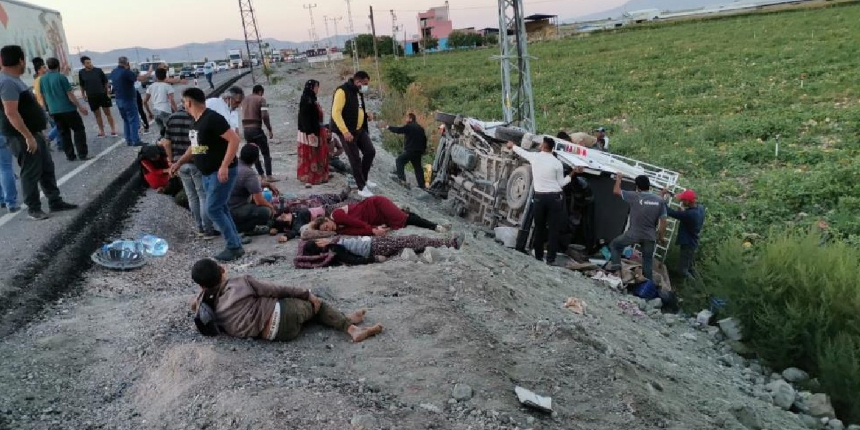 Mevsimlik işçileri taşıyan minibüs tırla çarpıştı: Yaralılar var