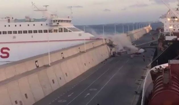 Dümeni kilitlenen feribot mendireğe çarptı... / VİDEO
