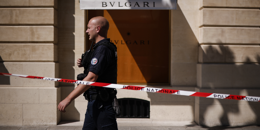 Paris’te ünlü kuyumcu mağazası soyuldu! 10 milyon euroluk mücevher çaldılar