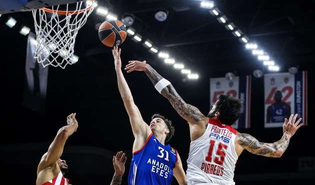 Anadolu Efes'ten Yunanistan'da muhteşem zafer
