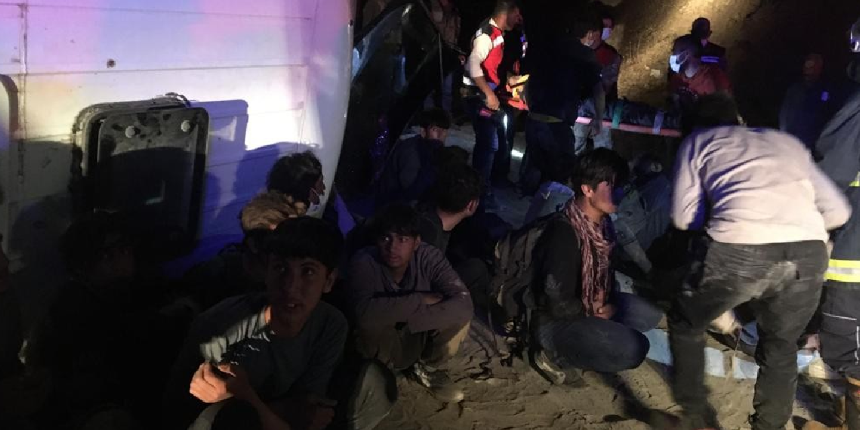 2 gün arayla 2. kaza! Kaçak mülteci taşıyan minibüs devrildi