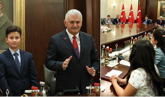 Başbakan Binali Yıldırım koltuğunu küçük öğrenciye devretti