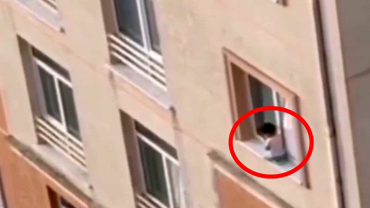 Küçücük çocuk, metrelerce yükseklikte ölümle burun buruna geldi! Tehlikeli oyun kamerada...