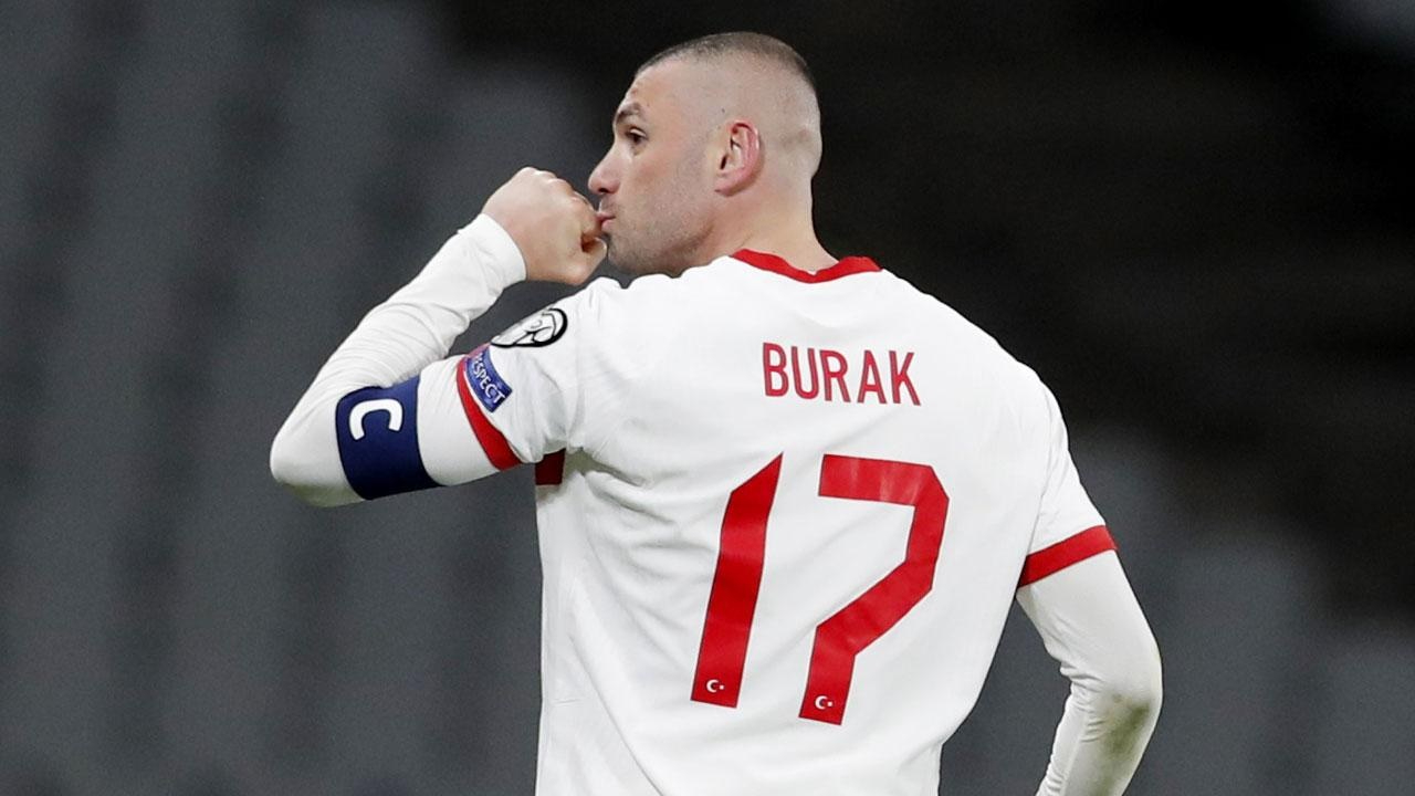 Burak Yılmaz soyunma odasında tweet okuyup hedef belirledi! Yenilginin faturasını o isme kesti!